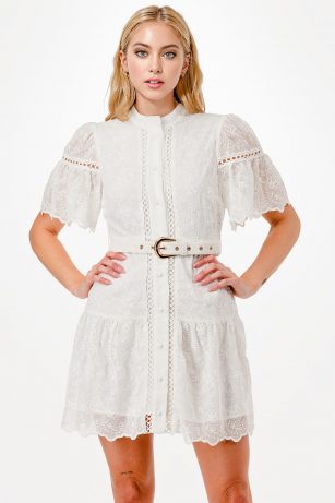 VESTIDO BORDADO CON MANGA DE ABANICO CON CINTO